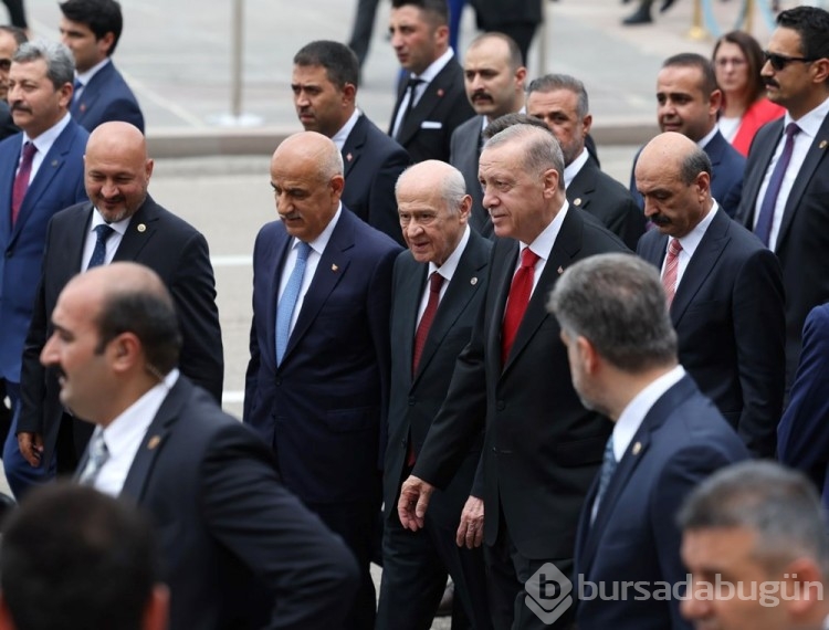 Milletvekilleri illerin alfabetik sıralamasına göre yemin ediyor

