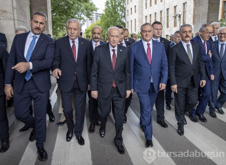 Milletvekilleri illerin alfabetik sıralamasına göre yemin ediyor
