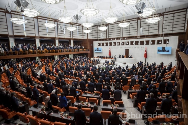 Milletvekilleri illerin alfabetik sıralamasına göre yemin ediyor
