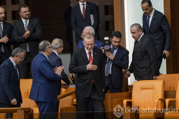 Milletvekilleri illerin alfabetik sıralamasına göre yemin ediyor
