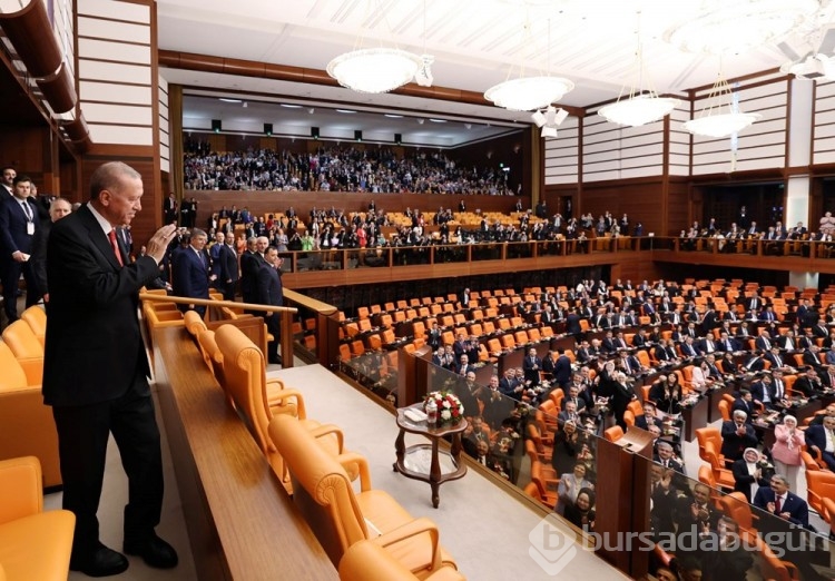 Milletvekilleri illerin alfabetik sıralamasına göre yemin ediyor

