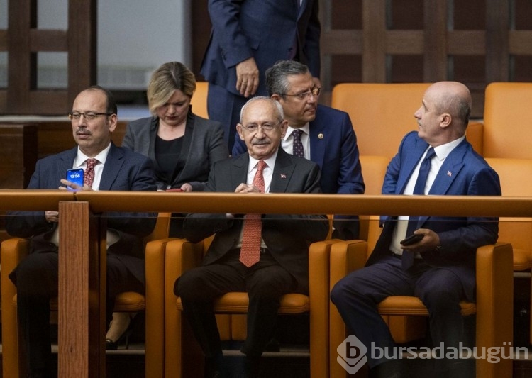 Milletvekilleri illerin alfabetik sıralamasına göre yemin ediyor
