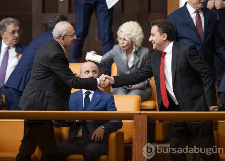 Milletvekilleri illerin alfabetik sıralamasına göre yemin ediyor

