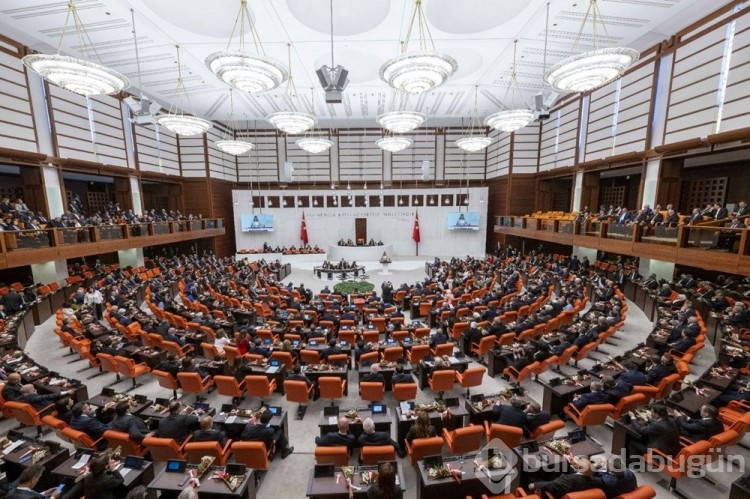 Milletvekilleri illerin alfabetik sıralamasına göre yemin ediyor
