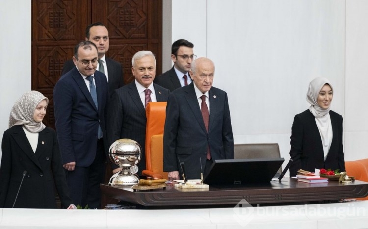 Milletvekilleri illerin alfabetik sıralamasına göre yemin ediyor
