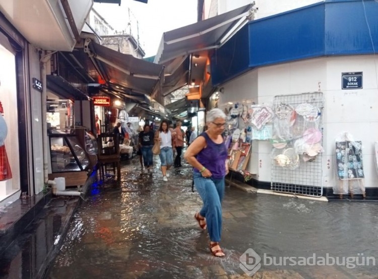 İzmir'de sağanak etkili oldu, tarihi çarşıyı su bastı
