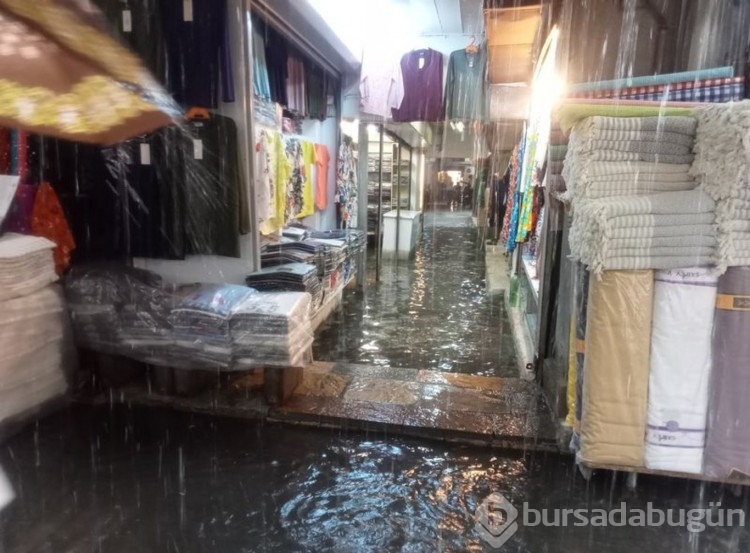 İzmir'de sağanak etkili oldu, tarihi çarşıyı su bastı

