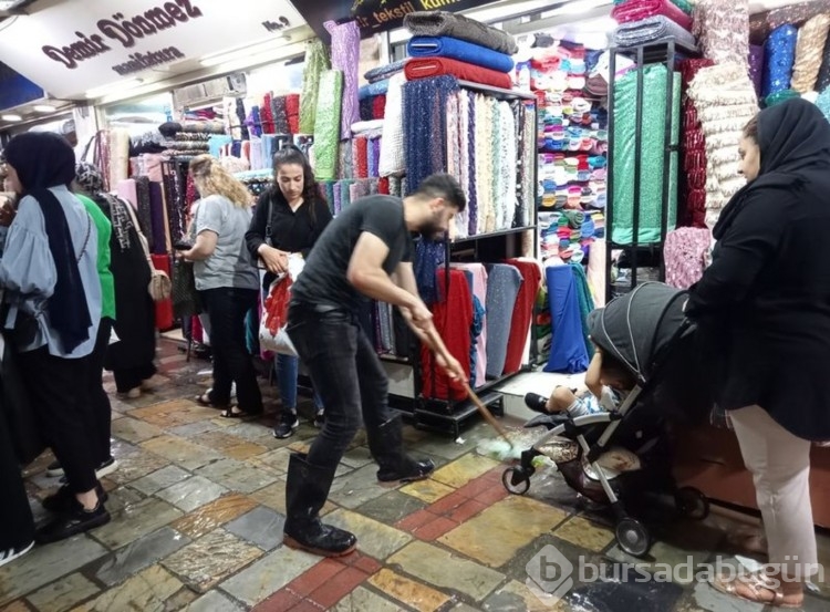 İzmir'de sağanak etkili oldu, tarihi çarşıyı su bastı
