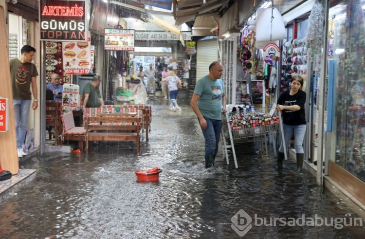 İzmir'de sağanak etkili oldu, tarihi çarşıyı su bastı
