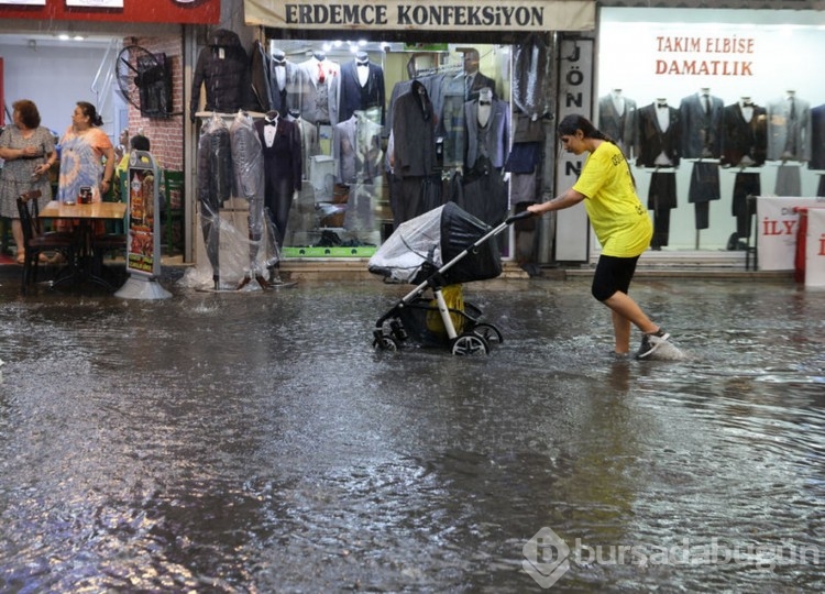 İzmir'de sağanak etkili oldu, tarihi çarşıyı su bastı
