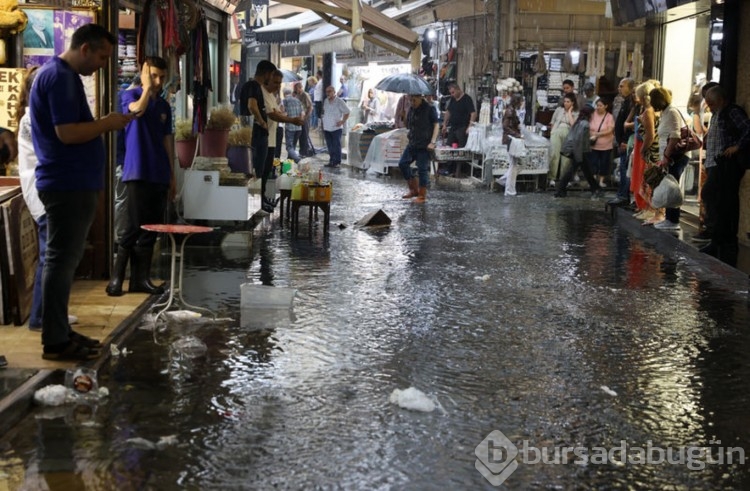 İzmir'de sağanak etkili oldu, tarihi çarşıyı su bastı
