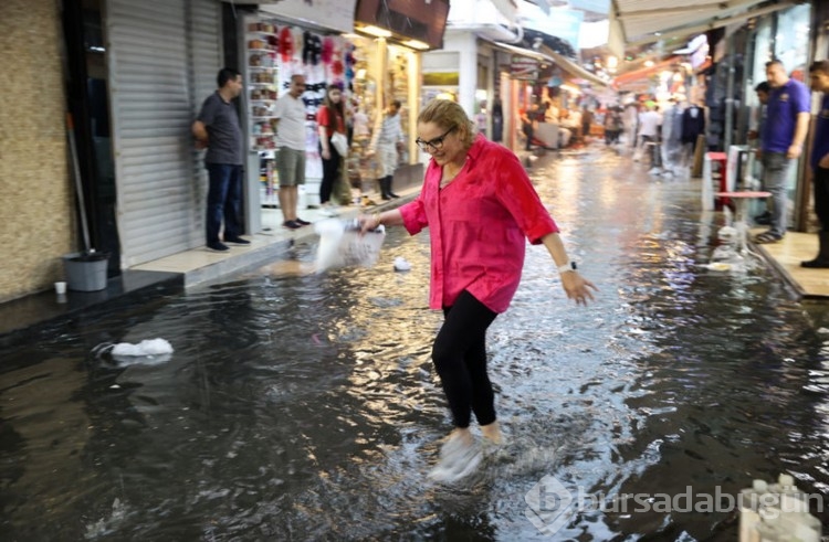 İzmir'de sağanak etkili oldu, tarihi çarşıyı su bastı
