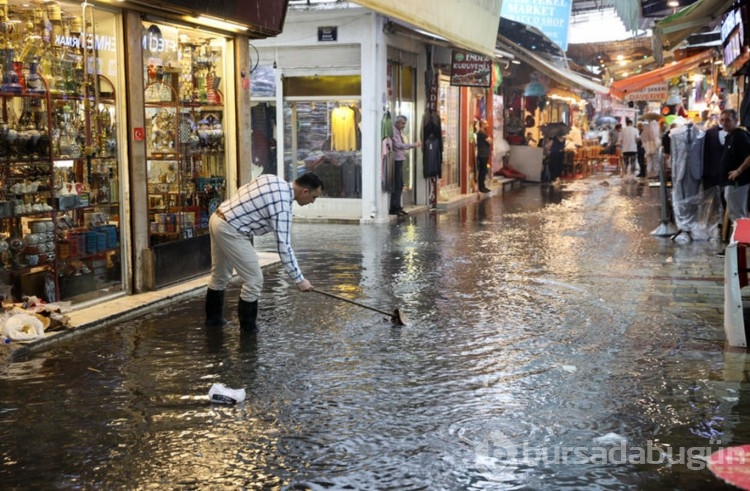 İzmir'de sağanak etkili oldu, tarihi çarşıyı su bastı

