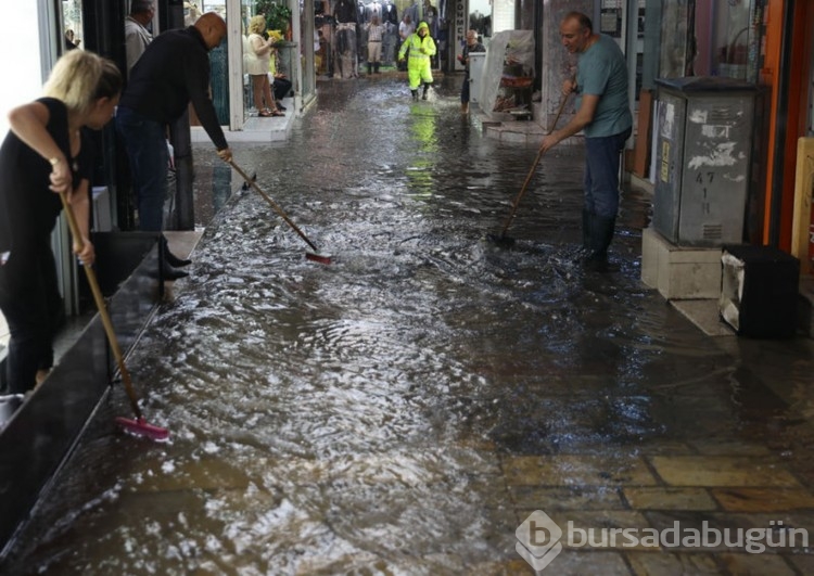 İzmir'de sağanak etkili oldu, tarihi çarşıyı su bastı

