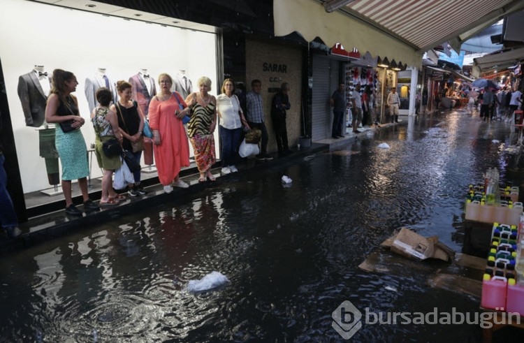 İzmir'de sağanak etkili oldu, tarihi çarşıyı su bastı
