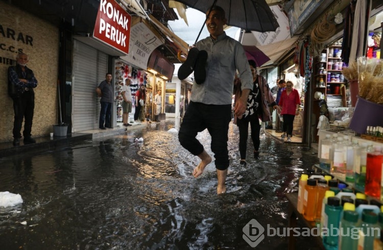 İzmir'de sağanak etkili oldu, tarihi çarşıyı su bastı
