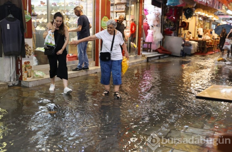 İzmir'de sağanak etkili oldu, tarihi çarşıyı su bastı
