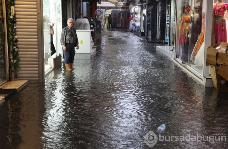 İzmir'de sağanak etkili oldu, tarihi çarşıyı su bastı
