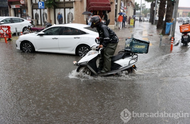 İzmir'de sağanak etkili oldu, tarihi çarşıyı su bastı
