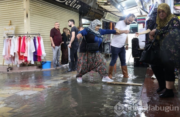 İzmir'de sağanak etkili oldu, tarihi çarşıyı su bastı
