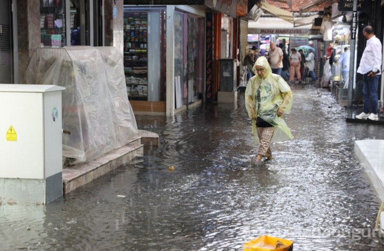 İzmir'de sağanak etkili oldu, tarihi çarşıyı su bastı
