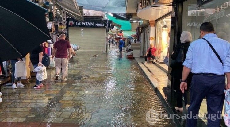 İzmir'de sağanak etkili oldu, tarihi çarşıyı su bastı
