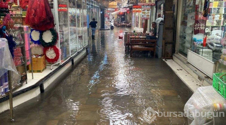 İzmir'de sağanak etkili oldu, tarihi çarşıyı su bastı
