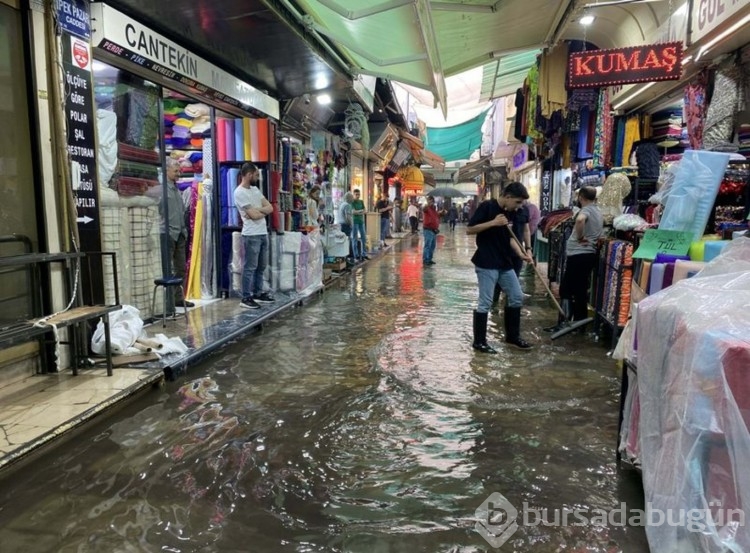 İzmir'de sağanak etkili oldu, tarihi çarşıyı su bastı
