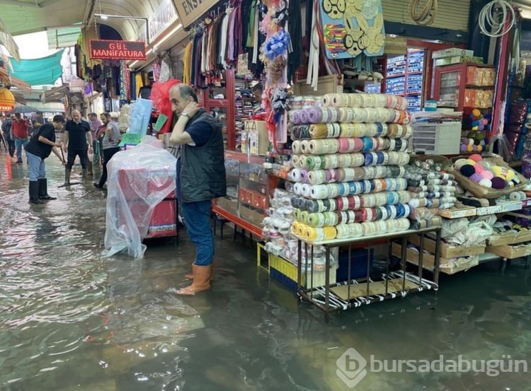 İzmir'de sağanak etkili oldu, tarihi çarşıyı su bastı
