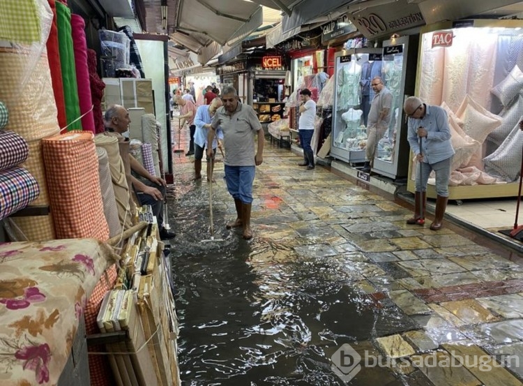 İzmir'de sağanak etkili oldu, tarihi çarşıyı su bastı
