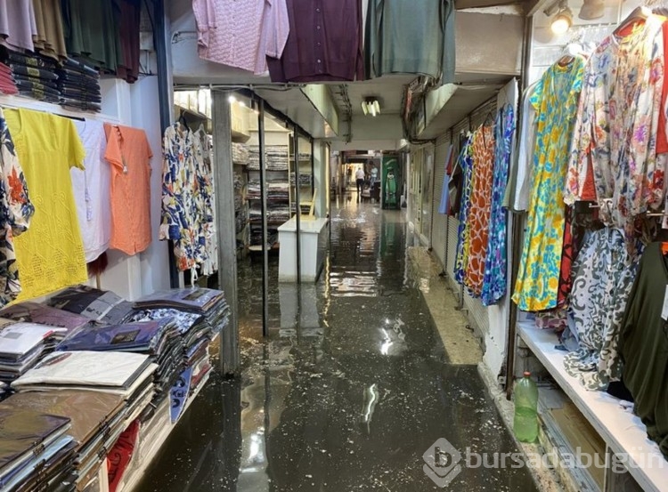 İzmir'de sağanak etkili oldu, tarihi çarşıyı su bastı
