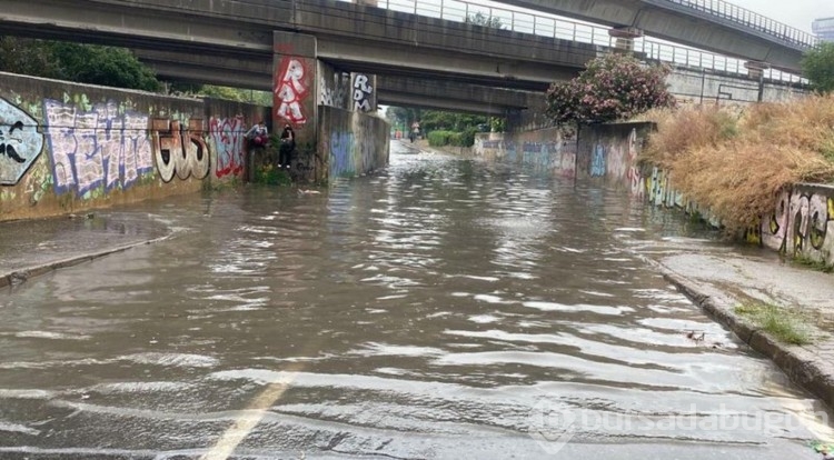 İzmir'de sağanak etkili oldu, tarihi çarşıyı su bastı
