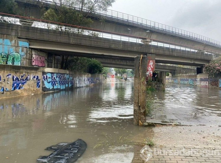 İzmir'de sağanak etkili oldu, tarihi çarşıyı su bastı
