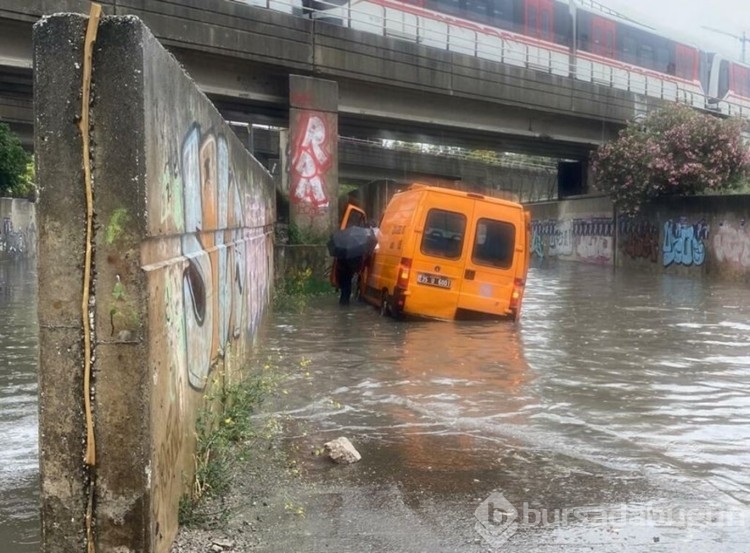 İzmir'de sağanak etkili oldu, tarihi çarşıyı su bastı
