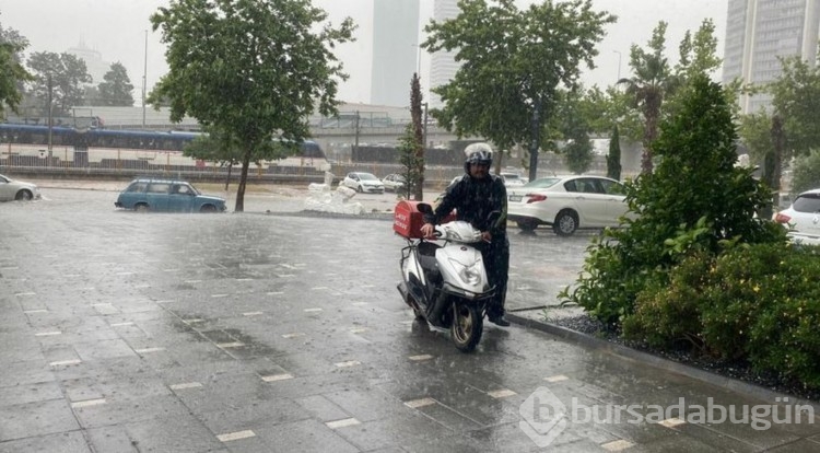 İzmir'de sağanak etkili oldu, tarihi çarşıyı su bastı
