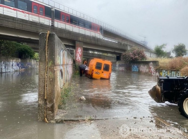 İzmir'de sağanak etkili oldu, tarihi çarşıyı su bastı
