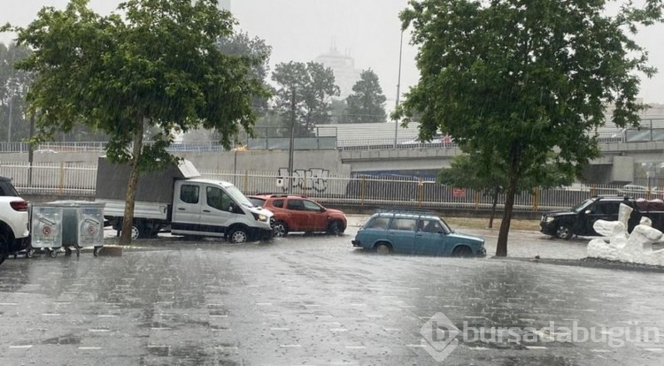 İzmir'de sağanak etkili oldu, tarihi çarşıyı su bastı
