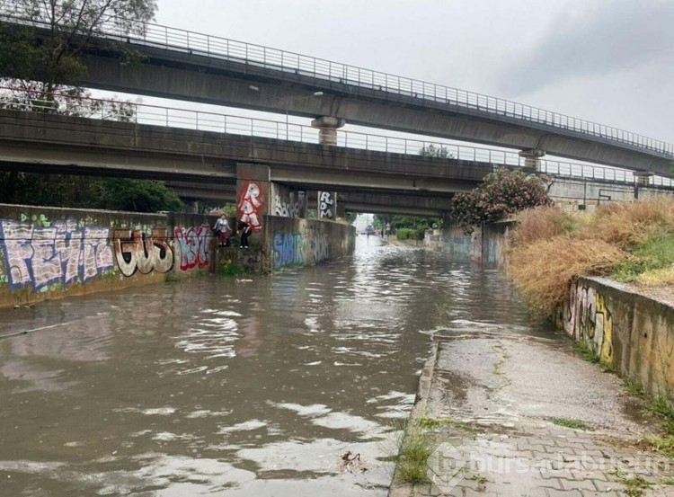 İzmir'de sağanak etkili oldu, tarihi çarşıyı su bastı
