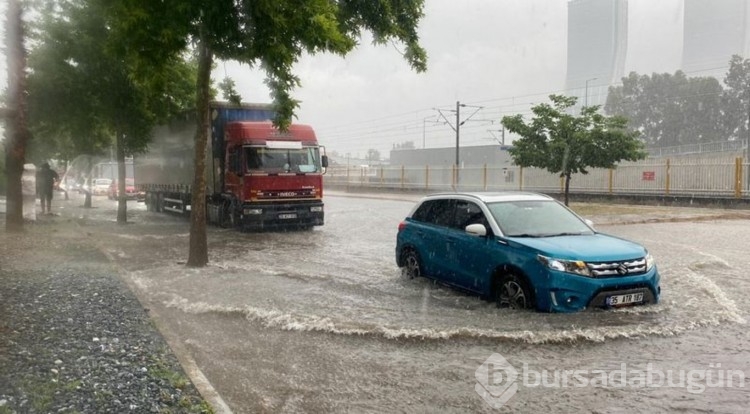 İzmir'de sağanak etkili oldu, tarihi çarşıyı su bastı
