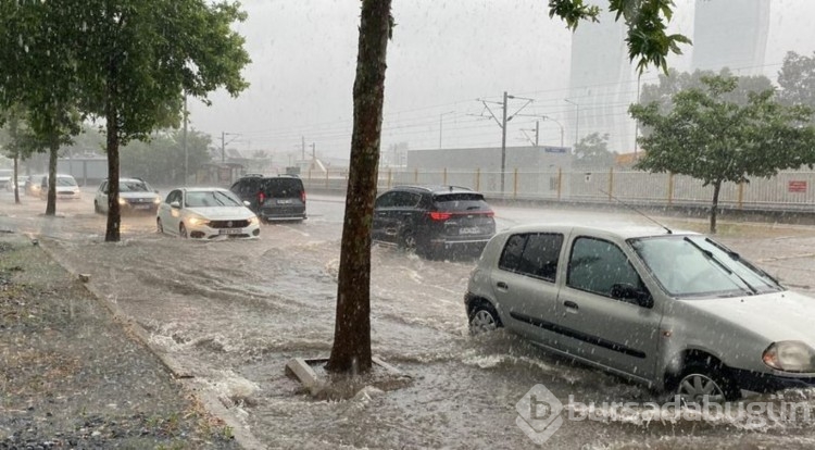 İzmir'de sağanak etkili oldu, tarihi çarşıyı su bastı
