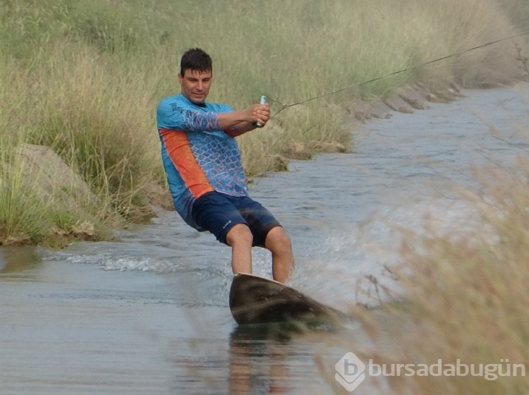 Adana'da sulama kanalında traktörle sörf