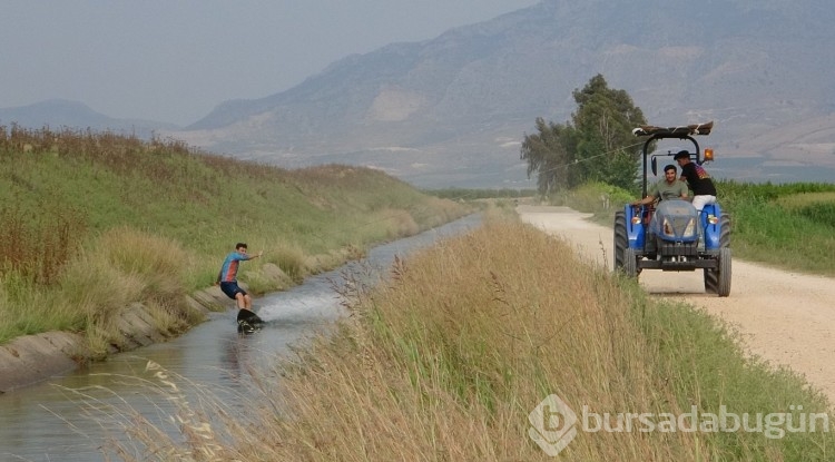 Adana'da sulama kanalında traktörle sörf