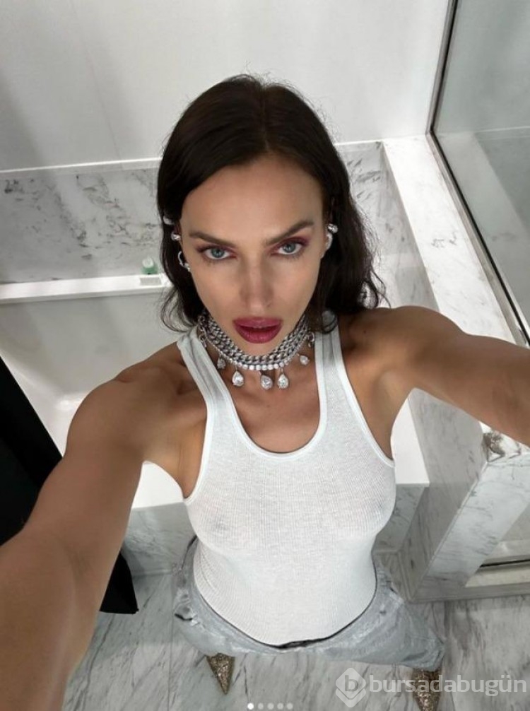 Ünlü model Irina Shayk yırtmaçlı elbisesiyle çömelerek poz verdi! 