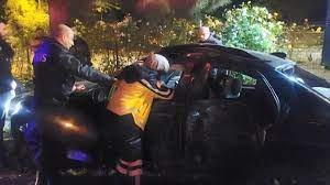 Kadıköy'de otomobil elektrik direğine çarptı