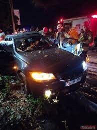 Kadıköy'de otomobil elektrik direğine çarptı