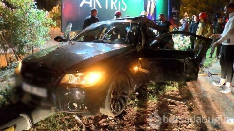 Kadıköy'de otomobil elektrik direğine çarptı