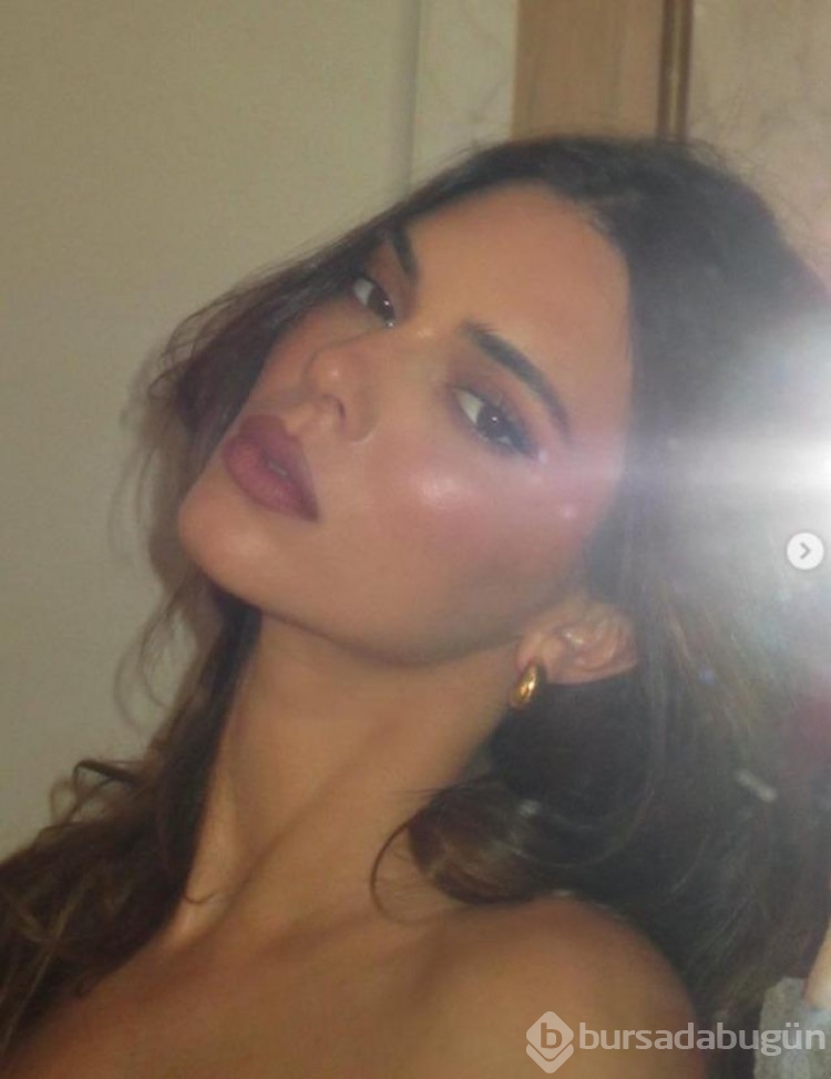 Kendall Jenner üstsüz poz verdi! Göğüslerini eliyle kapattı