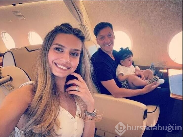 Amine Gülşe ile Mesut Özil sosyal medyada aşka geldi