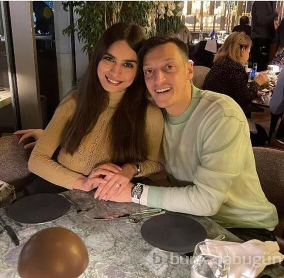 Amine Gülşe ile Mesut Özil sosyal medyada aşka geldi