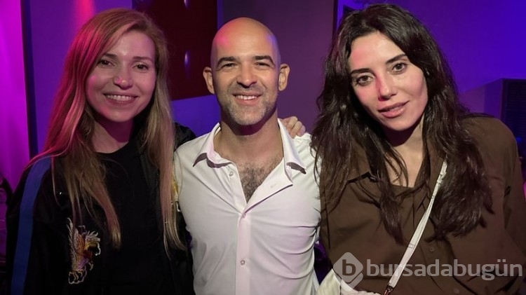 Cansu Dere ve Selma Ergeç, Murat Evgin'i İspanya'da dinledi